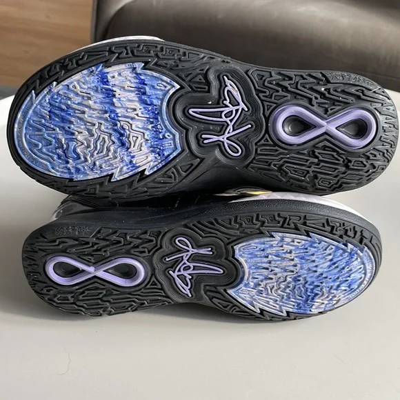 Nike Boys size 3 Kyrie Infinity Black and silver sneakers. - Picture 2 of 8